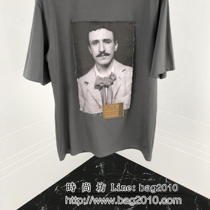 Loewe羅意威 19ss新款 耶誕節限定款 藝術家圖像貼布 灰綠色 男款短T ydi2526